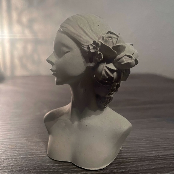 Girl with roses grey statue - Picture 5 of 5